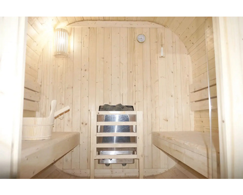 Sauna intérieure avec bancs en bois, poêle de sauna et accessoires