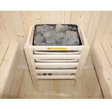 Poêle de sauna avec pierres de sauna dans une pièce en bois clair