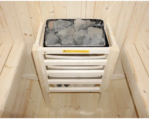 Poêle de sauna avec pierres de sauna dans une pièce en bois clair