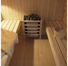 Intérieur d'un sauna avec bancs, poêle de sauna et accessoires de sauna