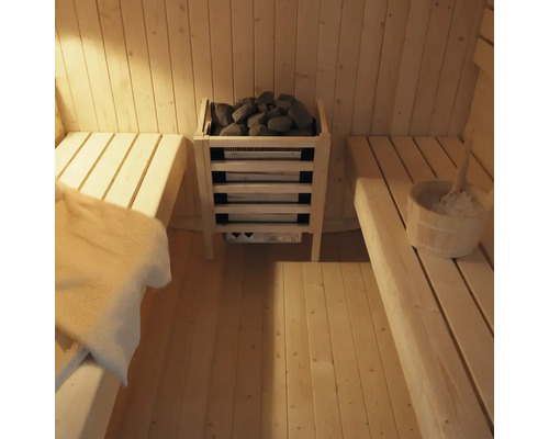 Intérieur d'un sauna avec bancs, poêle de sauna et accessoires de sauna