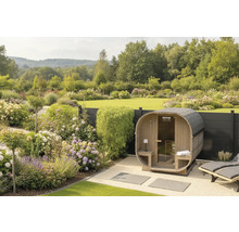 Jardin avec sauna tonneau et parterre planté