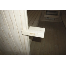 Intérieur d'un sauna avec le logo Home Deluxe sur un support en bois