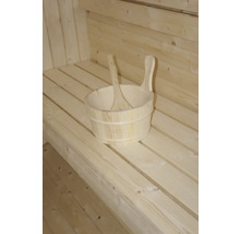 Seau en bois avec louche dans un sauna