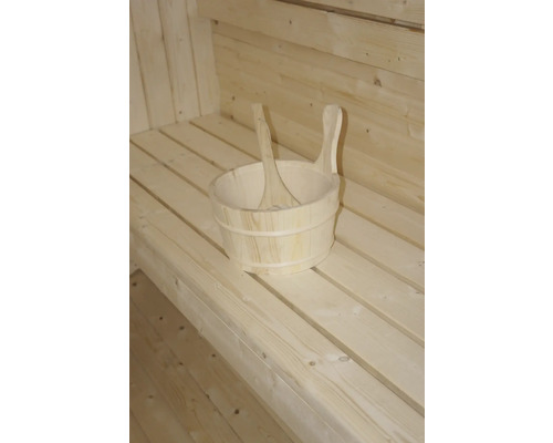 Seau en bois avec louche dans un sauna