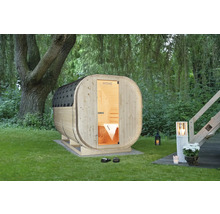 Sauna tonneau en bois dans le jardin avec éclairage