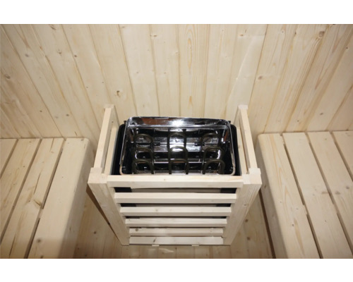 Poêle de sauna avec revêtement en bois dans un sauna
