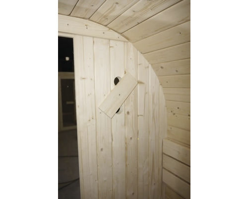 Vue intérieure d'un sauna en bois avec clapet de ventilation