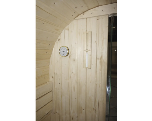 Intérieur d'un sauna avec thermomètre et sablier