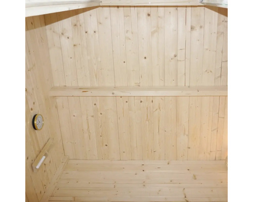 Intérieur d'un sauna avec murs en bois, banc et thermomètre