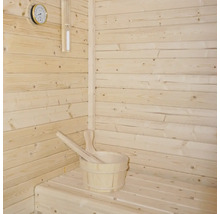 Sauna en bois avec seau en bois, louche, sablier et thermomètre