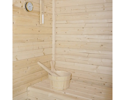 Sauna en bois avec seau en bois, louche, sablier et thermomètre