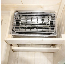 Poêle de sauna avec grille de protection dans un sauna en bois