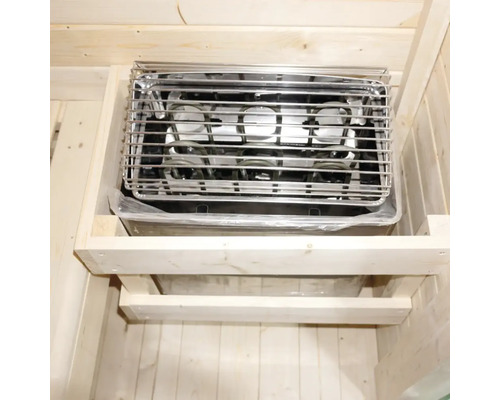 Poêle de sauna avec grille de protection dans un sauna en bois