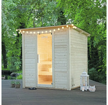 Sauna en bois à l'extérieur avec guirlande lumineuse et porte ouverte