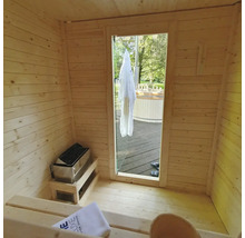Vue intérieure d'un sauna en bois avec poêle de sauna et vue sur l'extérieur