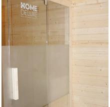 Vue détaillée d'une cabine de douche avec élément en verre dépoli et poignée devant un mur en bois