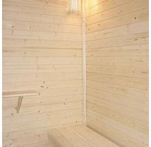 Aménagement intérieur d'un sauna avec lambris, banc et lampe