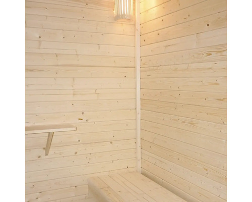 Aménagement intérieur d'un sauna avec lambris, banc et lampe
