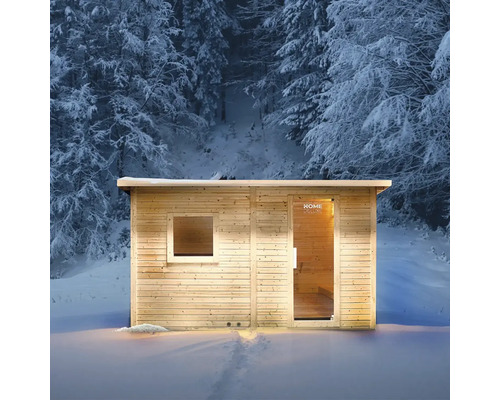 Sauna en bois dans la neige avec fenêtre et porte en verre avec le logo Home Deluxe