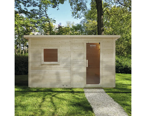 Sauna en bois avec fenêtre et porte en verre dans le jardin