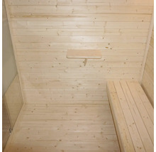Intérieur d'un sauna avec murs en bois, banc et étagère
