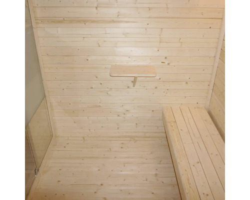 Intérieur d'un sauna avec murs en bois, banc et étagère
