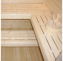 Aménagement intérieur d'un sauna avec seau et louche en bois