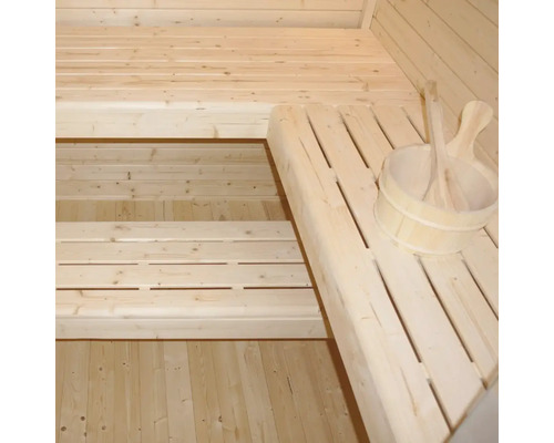 Aménagement intérieur d'un sauna avec seau et louche en bois