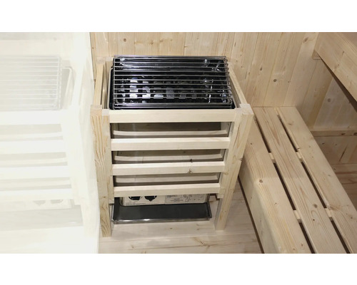 Poêle de sauna avec revêtement en bois et grille de protection dans un sauna