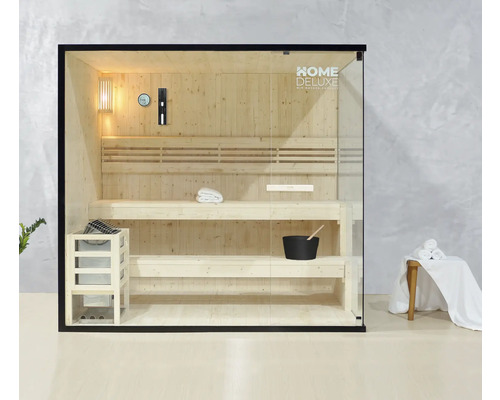 Sauna avec bancs en bois, poêle de sauna, lampe et façade en verre