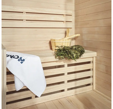 Sauna en bois avec banc, seau de sauna, louche, serviette et branche de bouleau