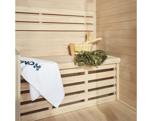 Sauna en bois avec banc, seau de sauna, louche, serviette et branche de bouleau