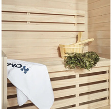 Sauna avec mur en bois, seau en bois, louche, branche de bouleau et serviette