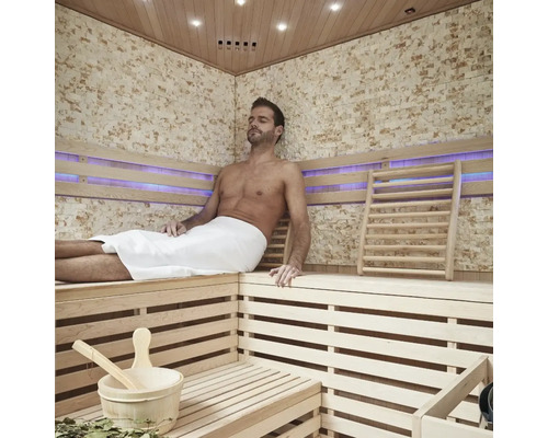 Sauna mit Holzverkleidung und entspannendem Mann