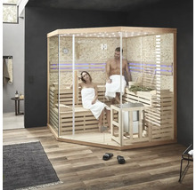 Innenansicht einer Sauna mit zwei entspannten Personen auf Holzbänken