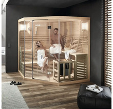 Sauna d'angle avec revêtement en bois et façade en verre avec un couple sur des bancs en bois