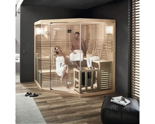 Sauna d'angle avec revêtement en bois et façade en verre avec un couple sur des bancs en bois