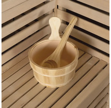 Seau de sauna en bois avec louche sur un banc en bois