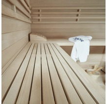 Vue intérieure d'un sauna avec bancs en bois et serviette