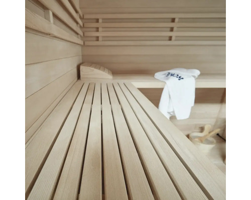 Vue intérieure d'un sauna avec bancs en bois et serviette