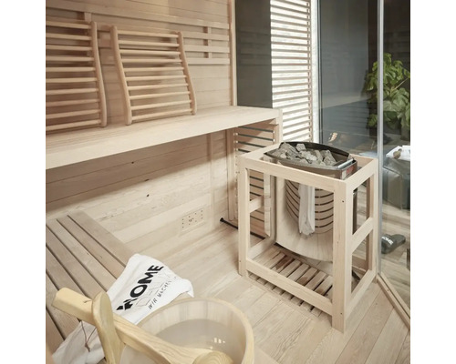 Intérieur d'un sauna avec bancs et poêle de sauna