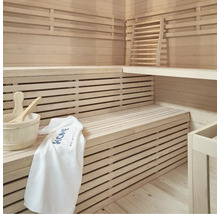 Sauna claire avec bancs en bois, seau en bois, louche et serviette