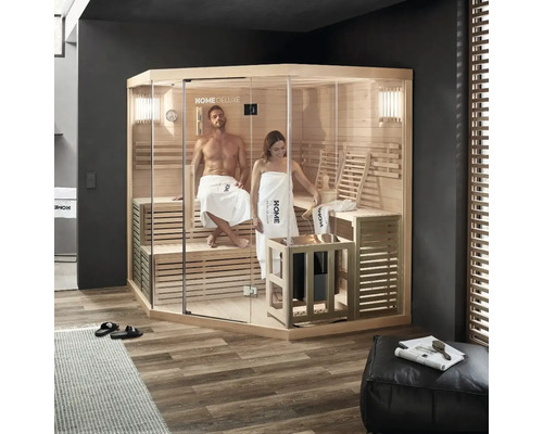 Sauna lumineuse avec façade en verre et deux personnes à l'intérieur