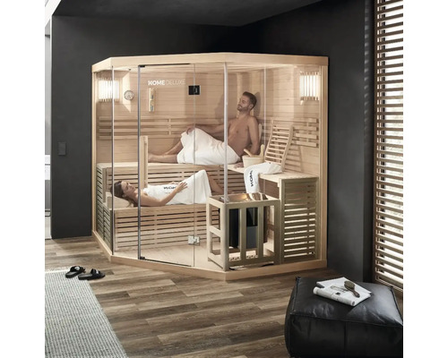 Sauna d'angle avec deux personnes se relaxant sur des bancs en bois derrière des parois en verre