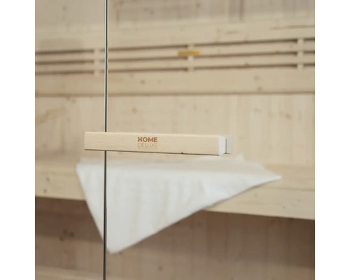 Intérieur de sauna avec poignée de porte en bois et logo Home Deluxe