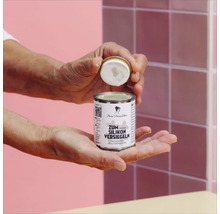 Geöffnete Dose Silikonversiegelung in der Hand