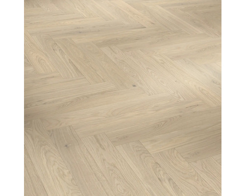 Heller Eichenparkettboden im Fischgrätenmuster