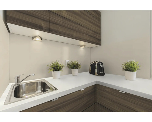 Eckküchenspüle aus Edelstahl mit Armatur, eingebaut in eine Küchenzeile mit Holzfronten