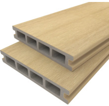 Zwei Terrassendielen aus Verbundmaterial
